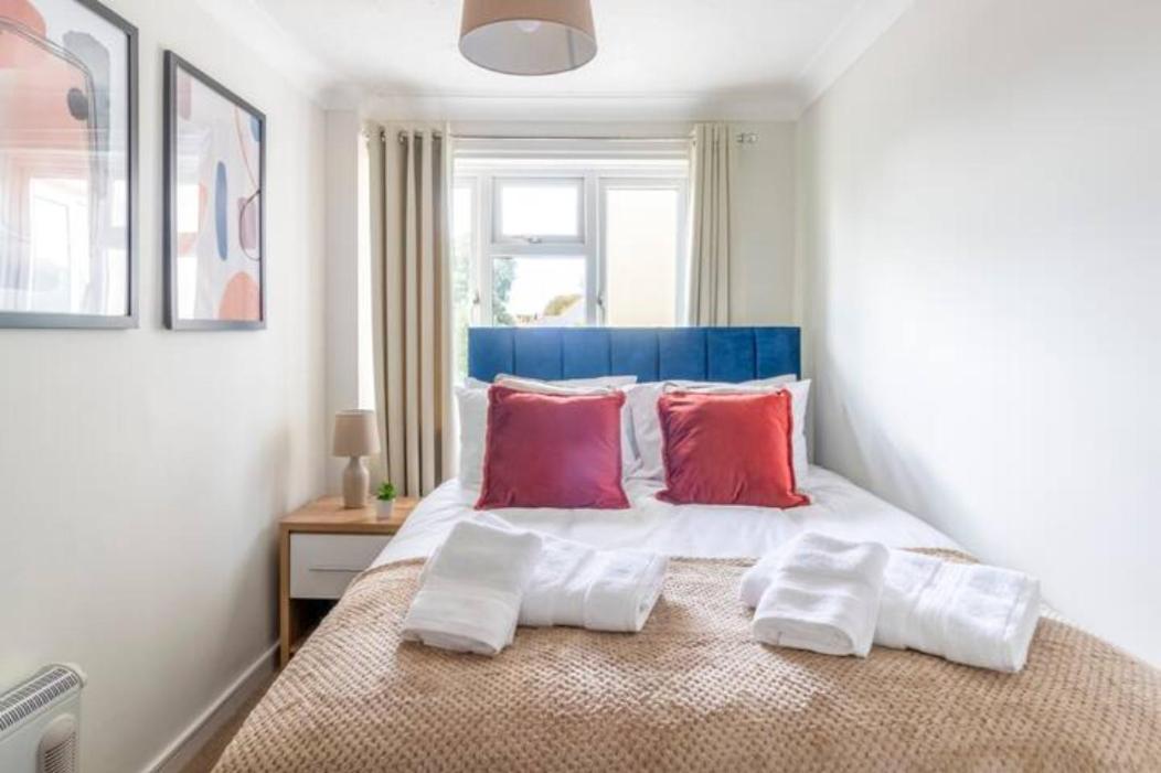 Trendy Sea View 2 Bedroom Sleeps 6 - Free Parking 본머스 외부 사진